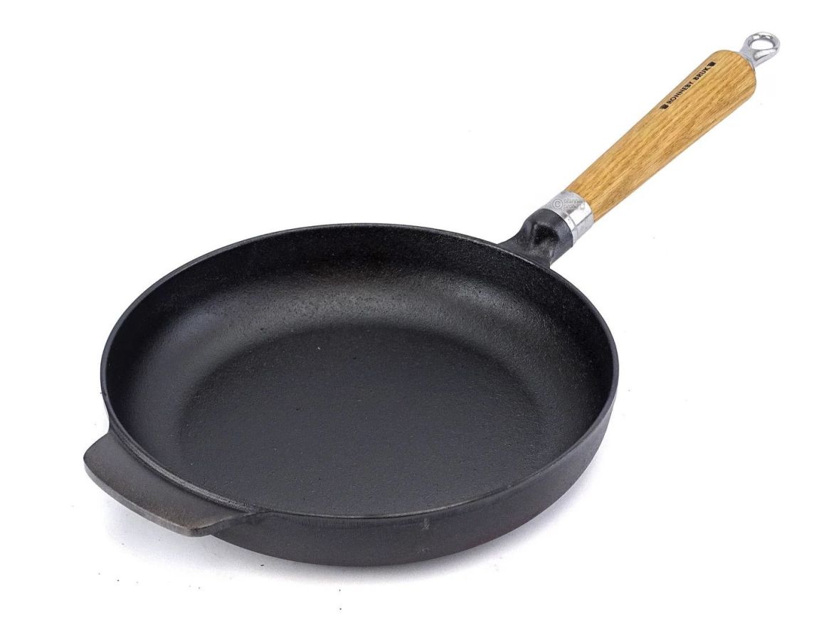 RONNEBY BRUK MAESTRO Gusseisen-Bratpfanne – 24 cm mit Eichenholzgriff, bereits eingebrannt